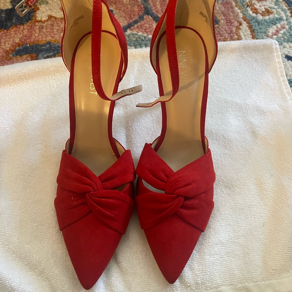 8.5m red suede Nine West ankle strap pump